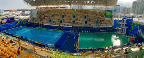 Bể bơi Olympic Rio 2016 chuyển màu sau một đêm